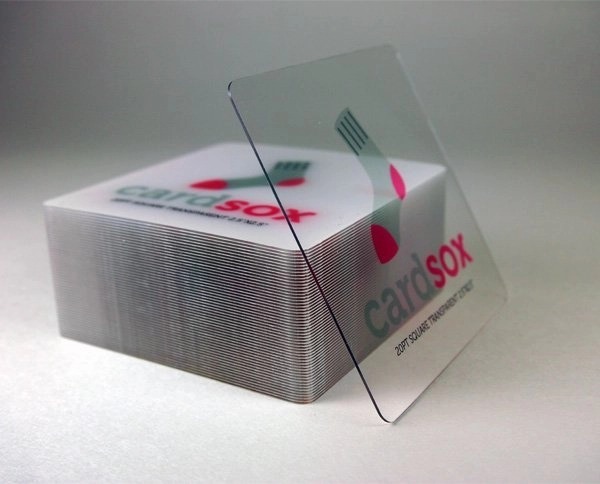 Carti-de-vizita-transparente-de-lux-evidentiaza-doar-ce-i-mai-important-si-ofera-o-sugestie-de-transparenta